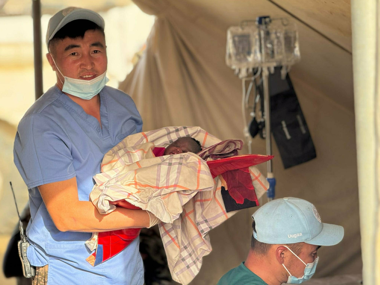 ФОТО: Суданд үүрэг гүйцэтгэж буй монгол алба хаагчид хамгаалалтад байсан жирэмсэн эмэгтэйг эсэн мэнд амаржуулжээ